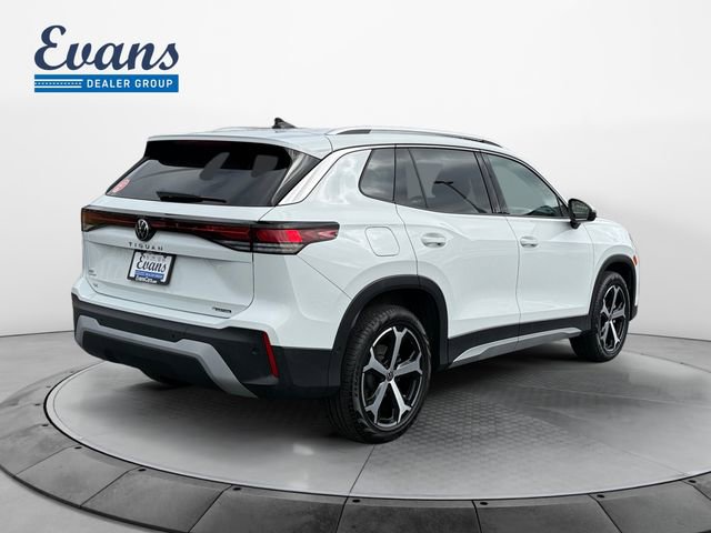 Used 2025 Volkswagen Tiguan SE w/ Panoramic Sunroof Package image 7