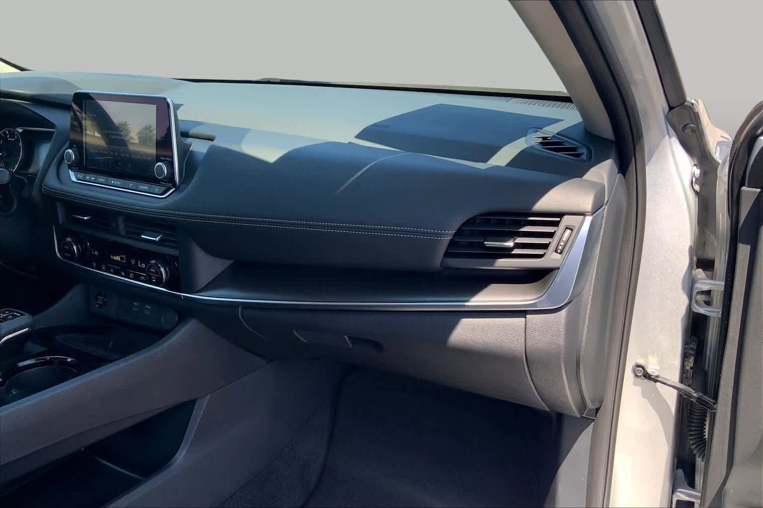 Used 2024 Nissan Rogue SV image 18