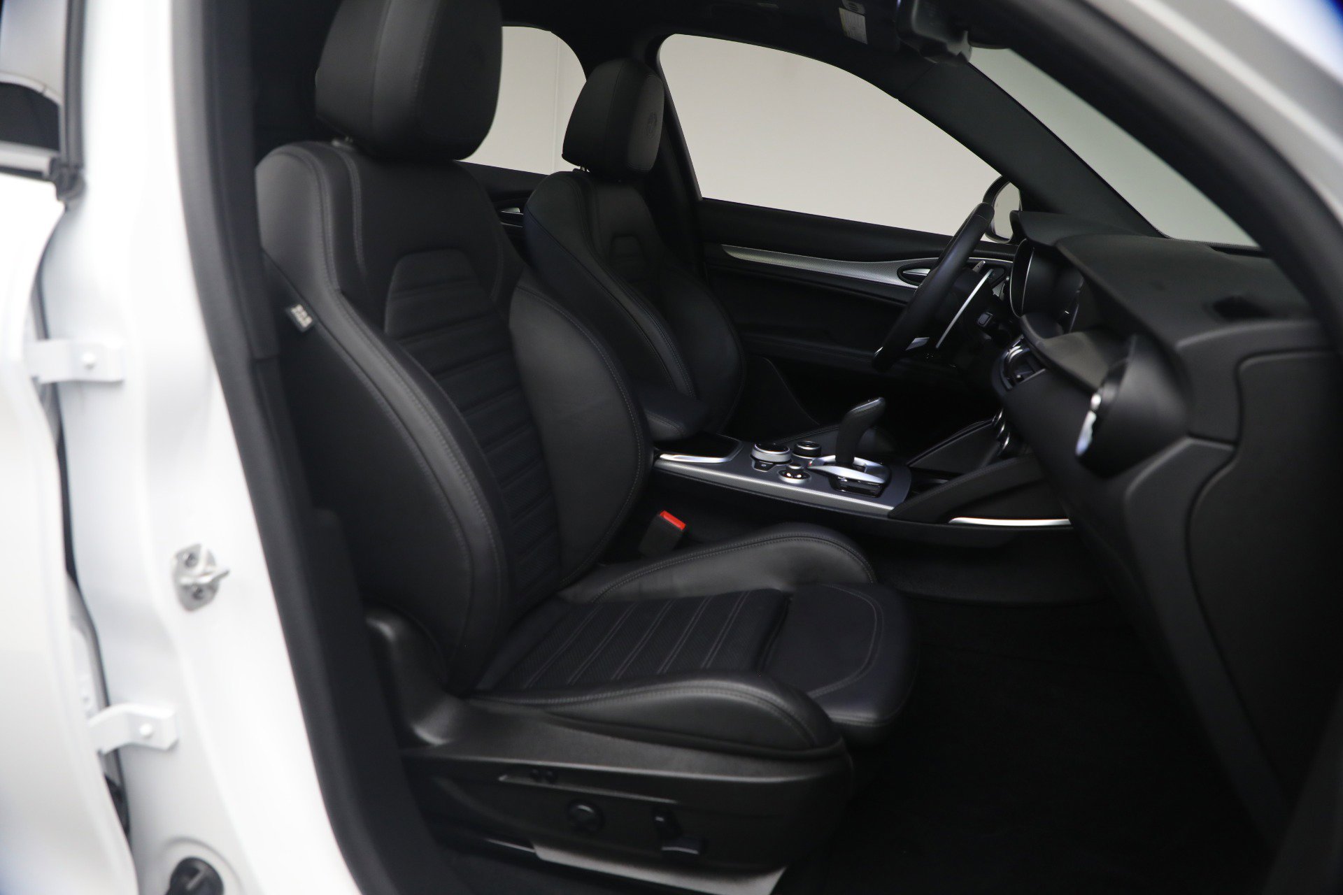 Used 2023 Alfa Romeo Stelvio Veloce AWD/4WD image 16