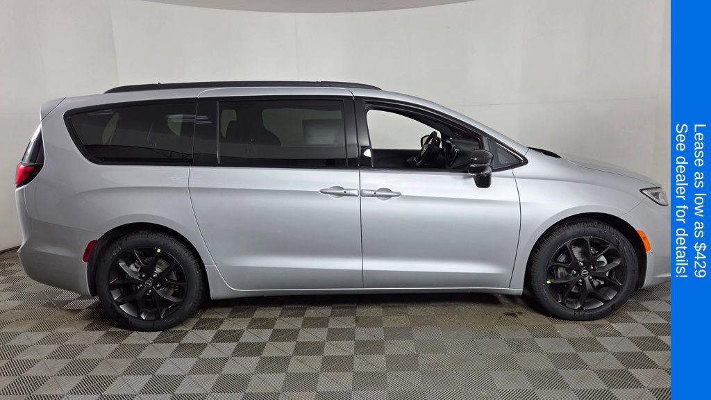 New 2026 Chrysler Pacifica Limited FWD image 8