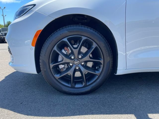 Used 2025 Chrysler Pacifica Limited AWD/4WD image 32