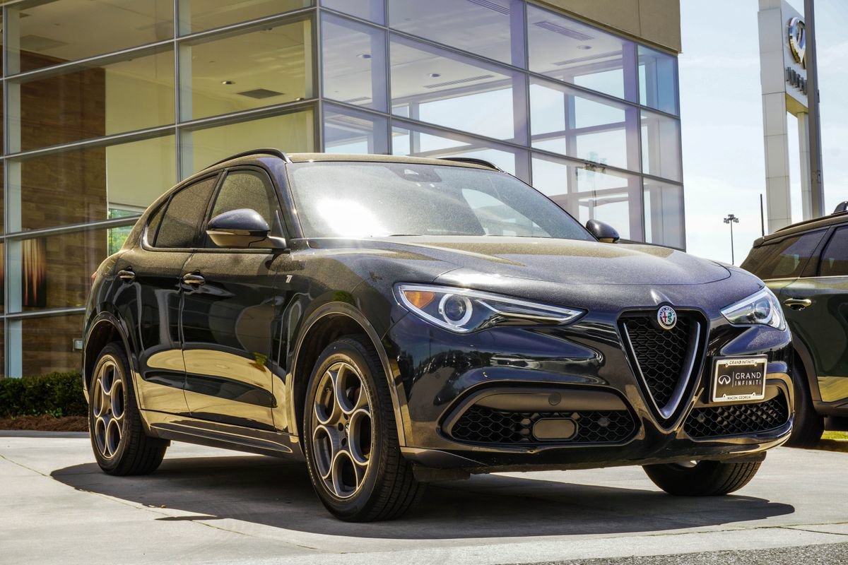 Used 2023 Alfa Romeo Stelvio Ti AWD/4WD image 4