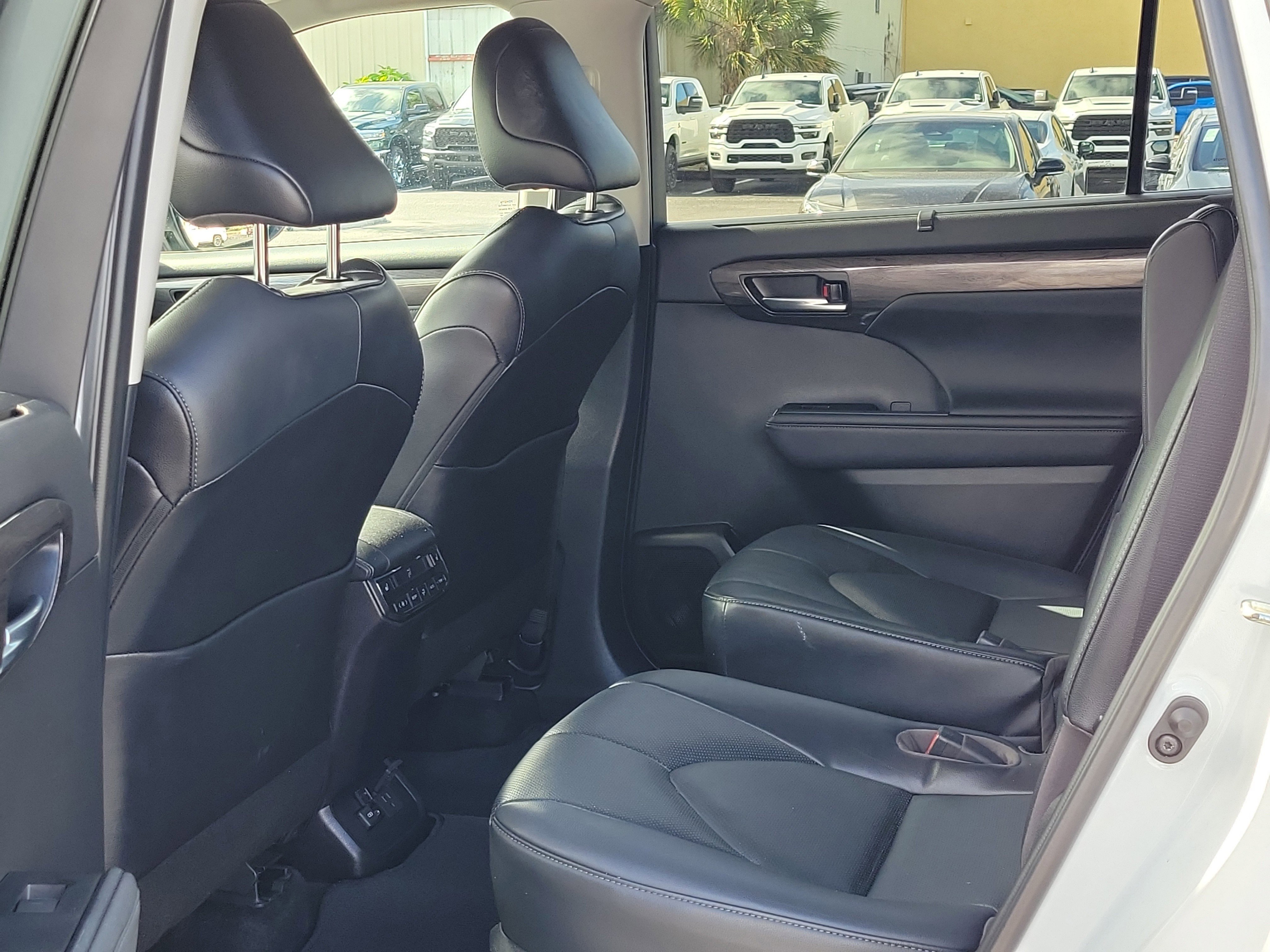 Used 2023 Toyota Highlander Platinum FWD image 14