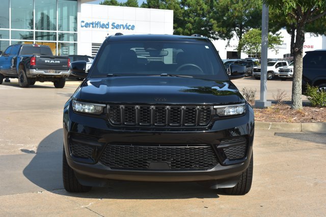 Used 2023 Jeep Grand Cherokee Altitude RWD image 2