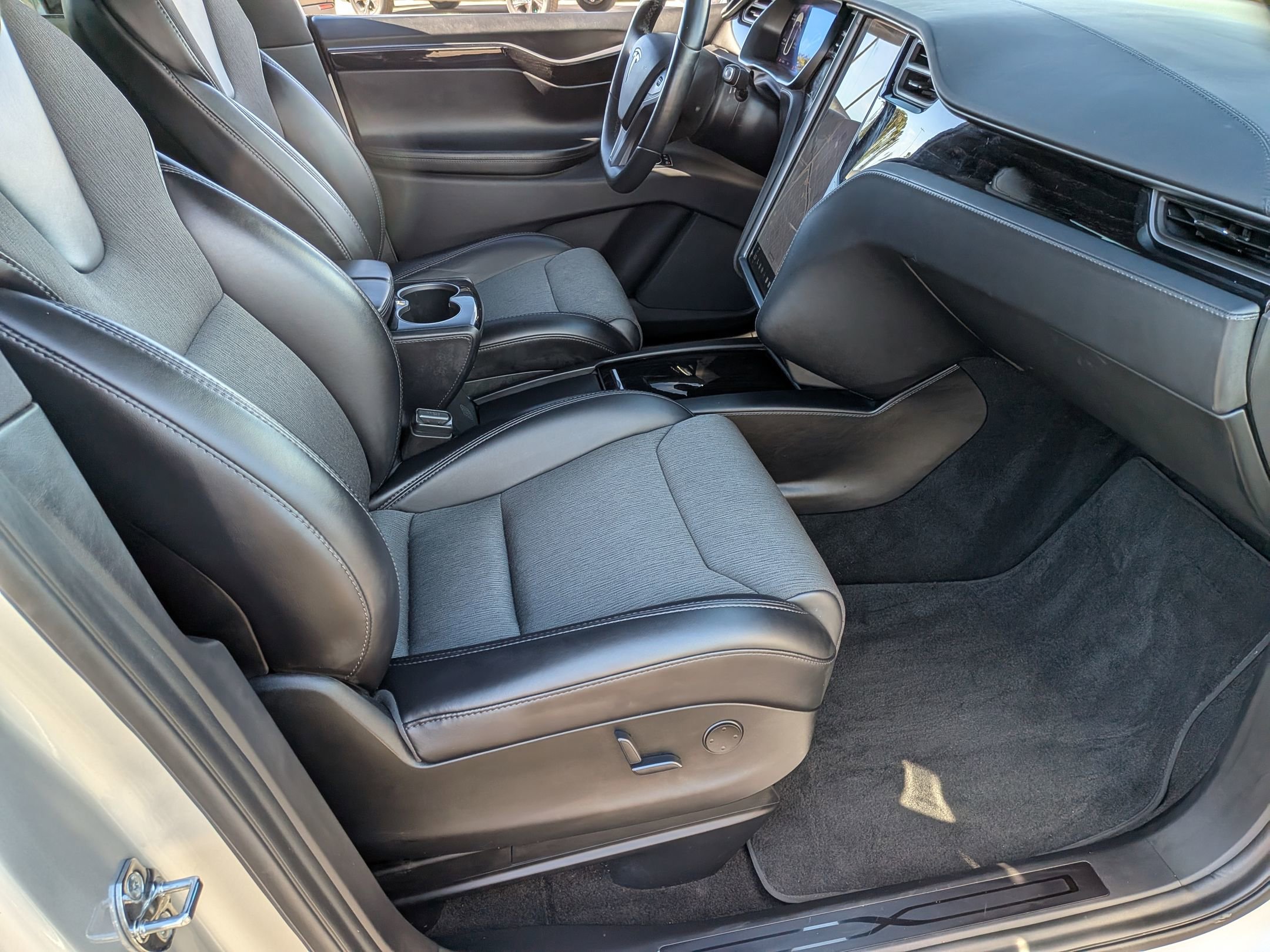 Used 2018 Tesla Model X 75D image 31