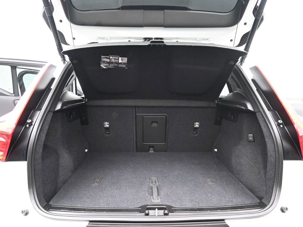 Used 2025 Volvo XC40 B5 Plus image 14