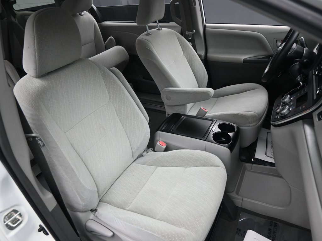 Used 2019 Toyota Sienna LE image 11