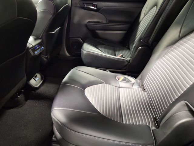 Used 2022 Toyota Highlander XSE FWD image 25