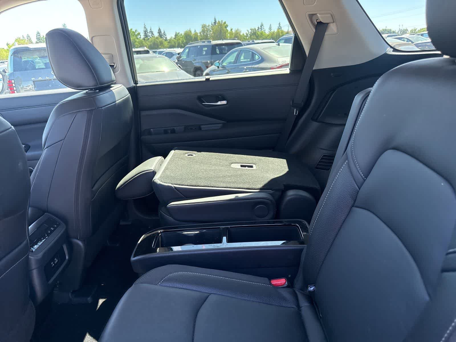 Used 2025 Nissan Pathfinder SL w/ SL Premium Package image 17