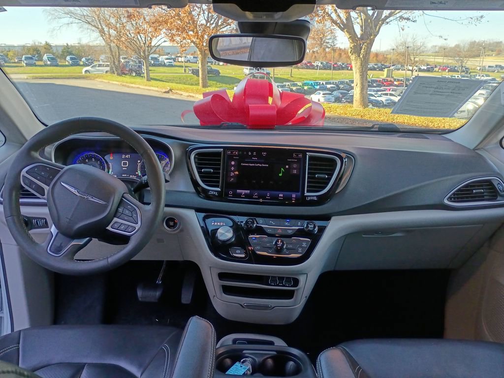 Used 2023 Chrysler Pacifica Touring-L image 12