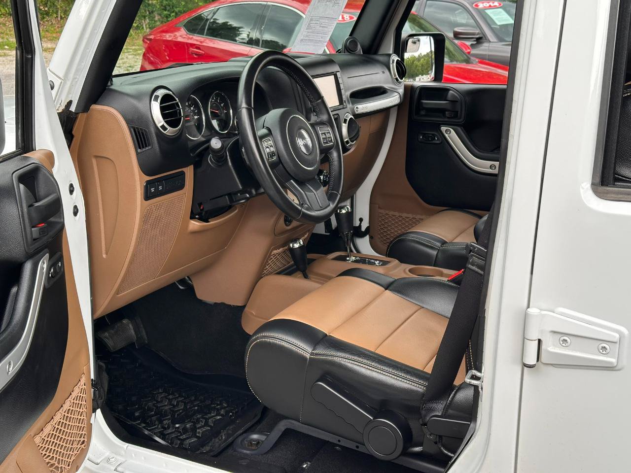 Used 2012 Jeep Wrangler Unlimited Rubicon w/ Connectivity Group AWD/4WD image 12