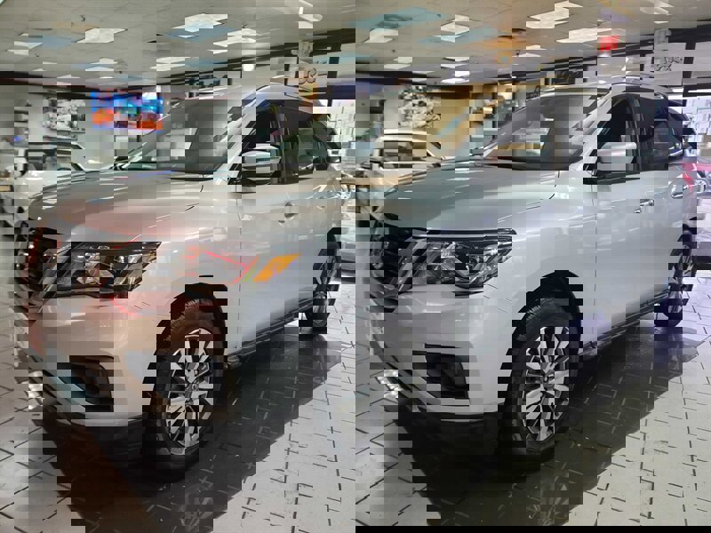 Used 2017 Nissan Pathfinder SV image 1