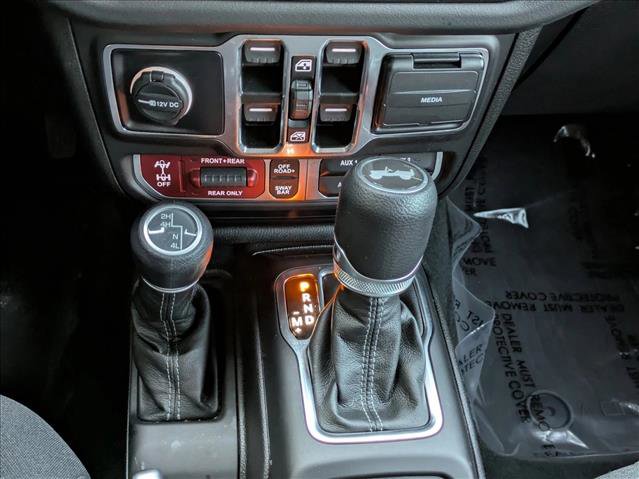 Used 2024 Jeep Wrangler Unlimited Rubicon w/ Technology Group image 16