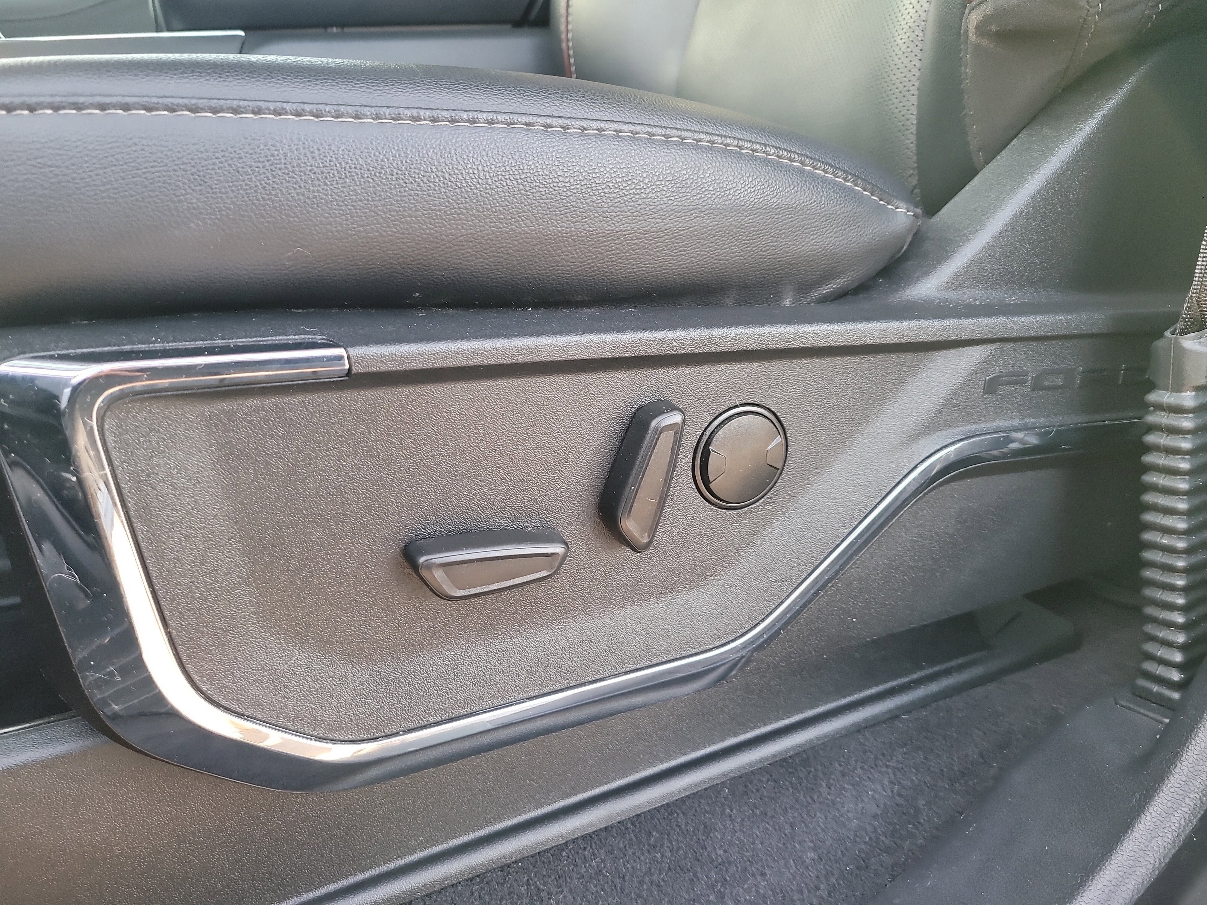 Used 2023 Ford F150 Lariat w/ Trailer Tow Package image 19