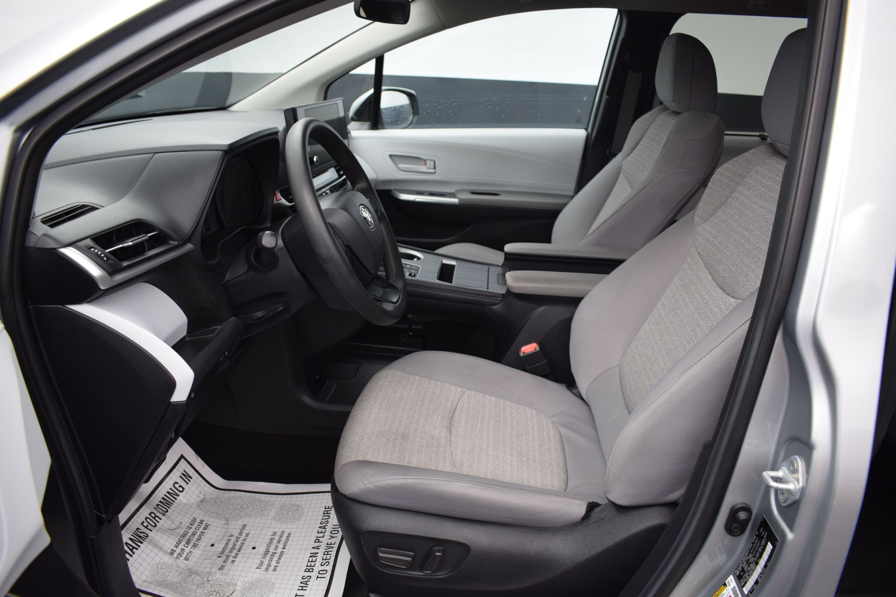Used 2025 Toyota Sienna LE FWD image 15