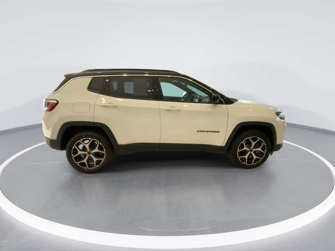 Used 2025 Jeep Compass Limited AWD/4WD image 9
