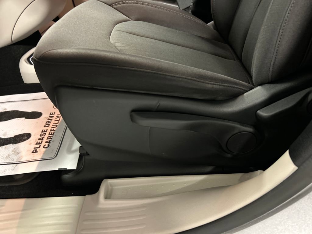 Used 2018 Chrysler Pacifica L image 11