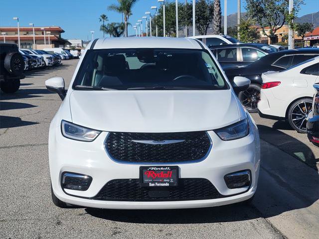 Certified 2023 Chrysler Pacifica Touring-L image 2