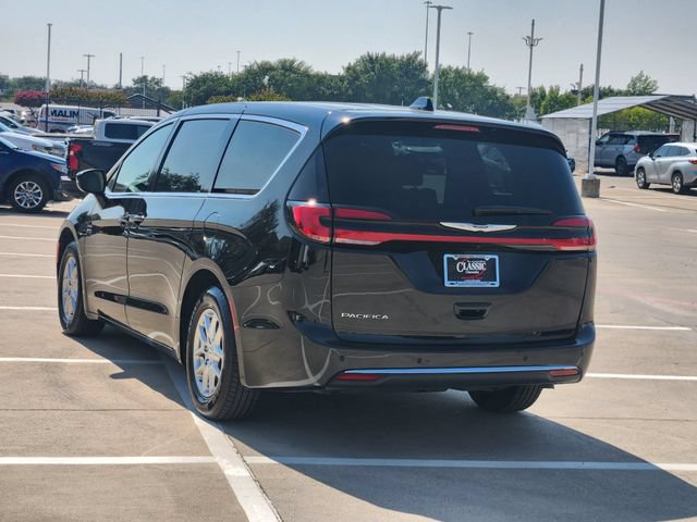 Used 2025 Chrysler Pacifica Select FWD image 3