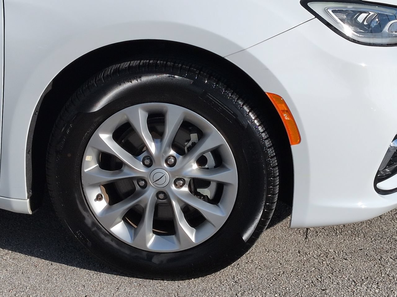 Certified 2026 Chrysler Pacifica Limited FWD image 10