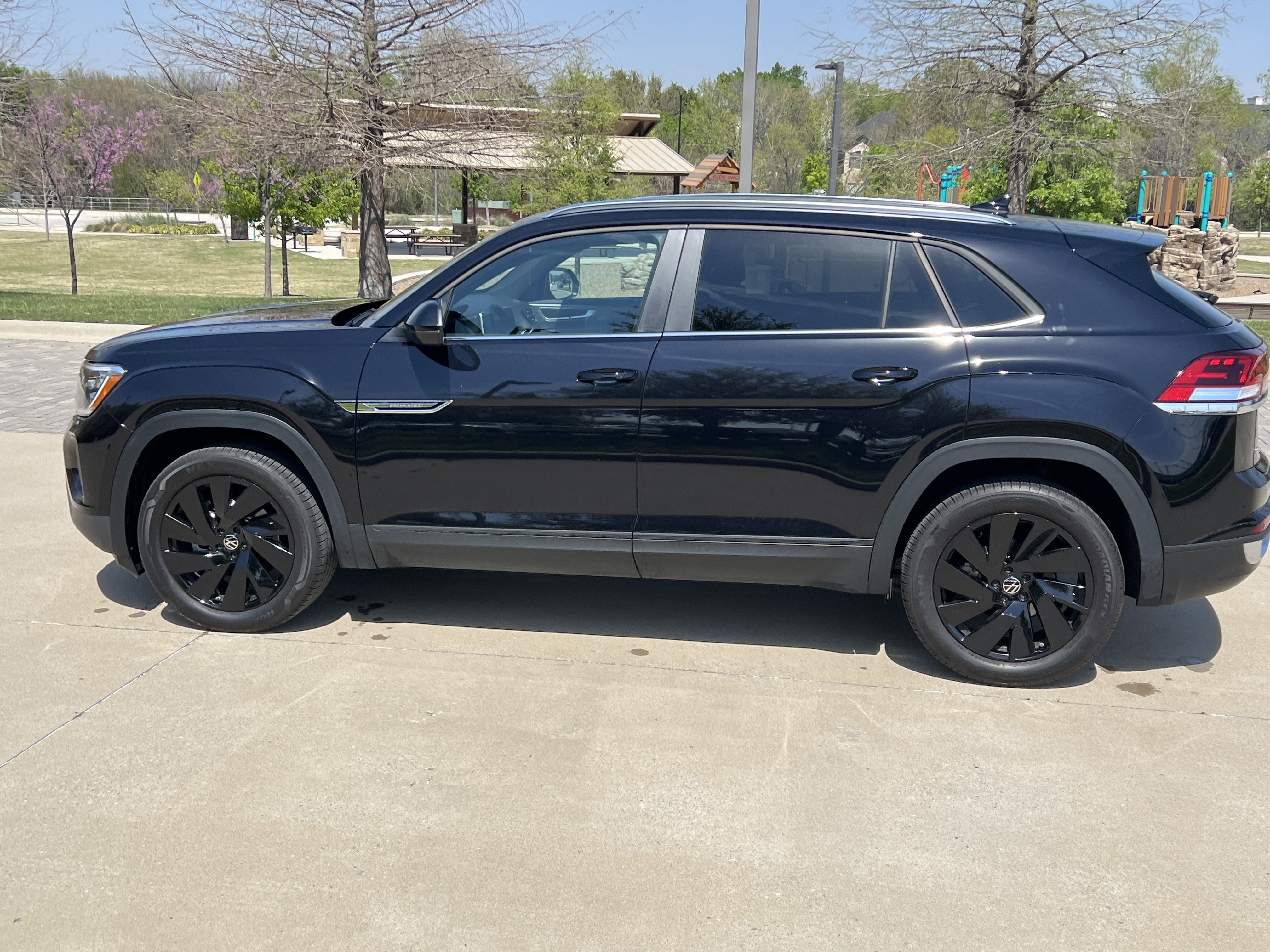 Certified 2025 Volkswagen Atlas Cross Sport SE w/ Panoramic Sunroof Package FWD image 7