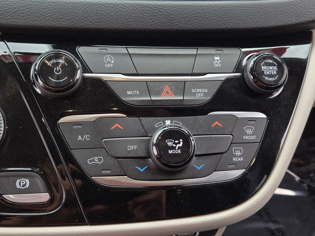 Used 2022 Chrysler Voyager LX image 26