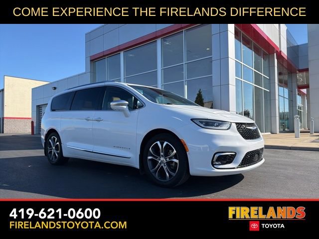 Used 2022 Chrysler Pacifica Pinnacle FWD image 1