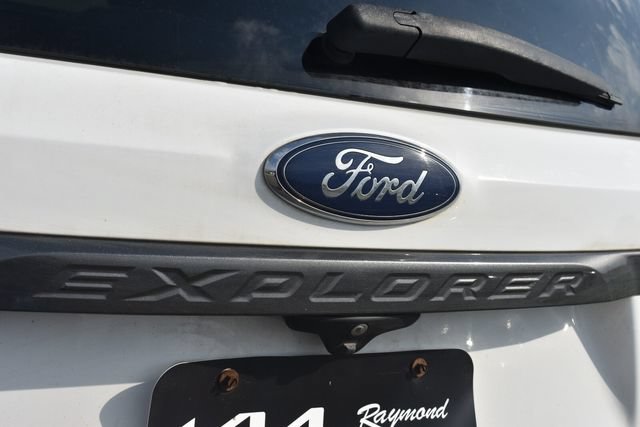Used 2017 Ford Explorer XLT w/ Equipment Group 202A AWD/4WD image 14