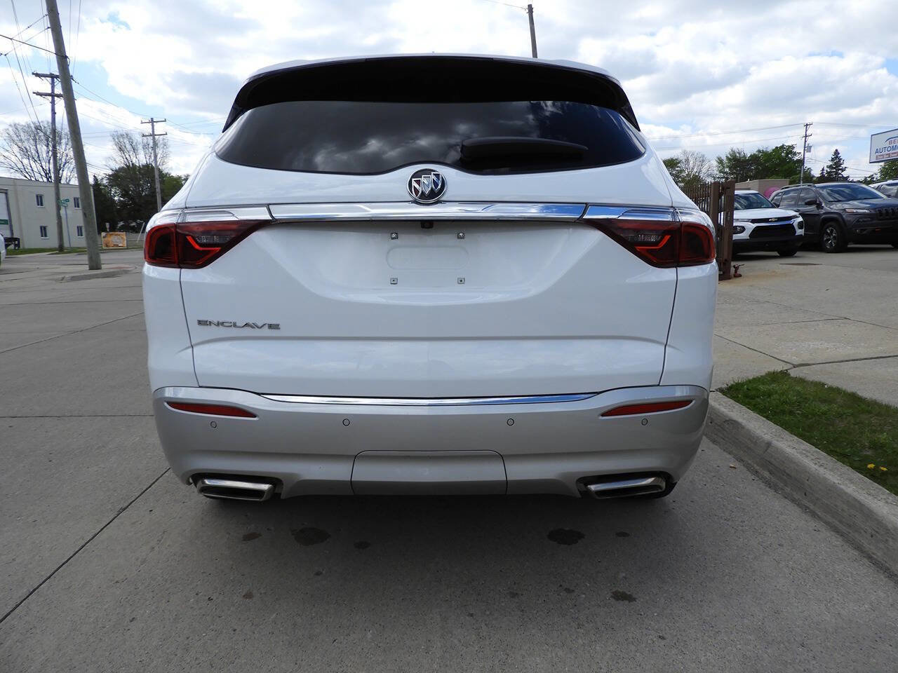 Used 2022 Buick Enclave Essence w/ Trailering Package, 5000 lbs. FWD image 9