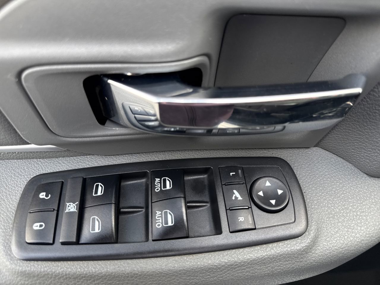 Used 2019 RAM 1500 Classic SLT w/ Luxury Group image 15