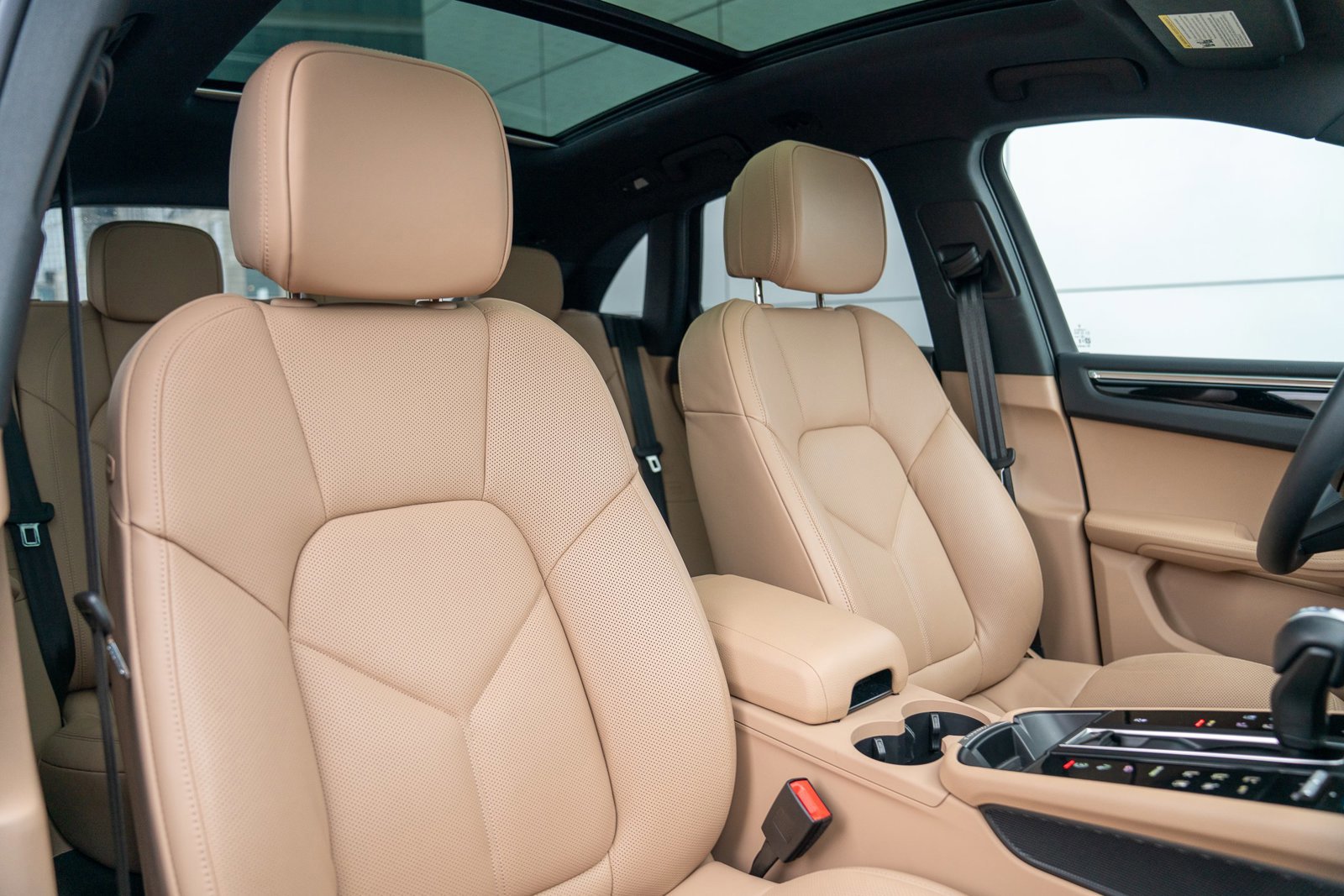 Used 2025 Porsche Macan image 26