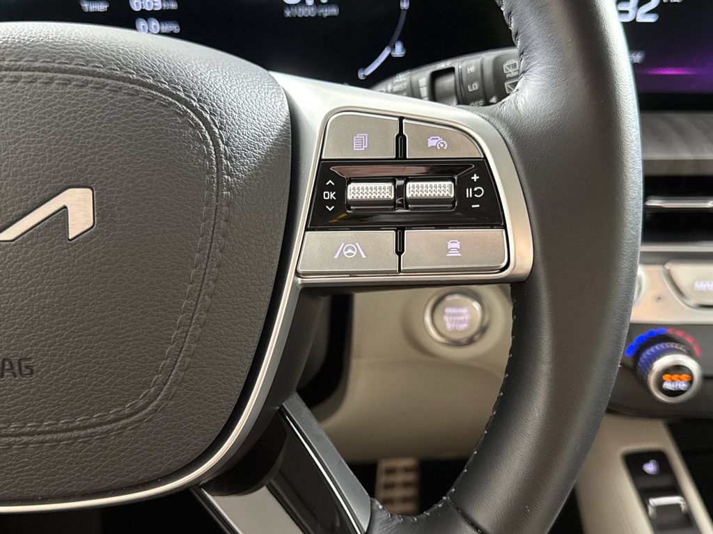 Used 2025 Kia Telluride SX w/ SX Captain's Chair Package FWD image 17