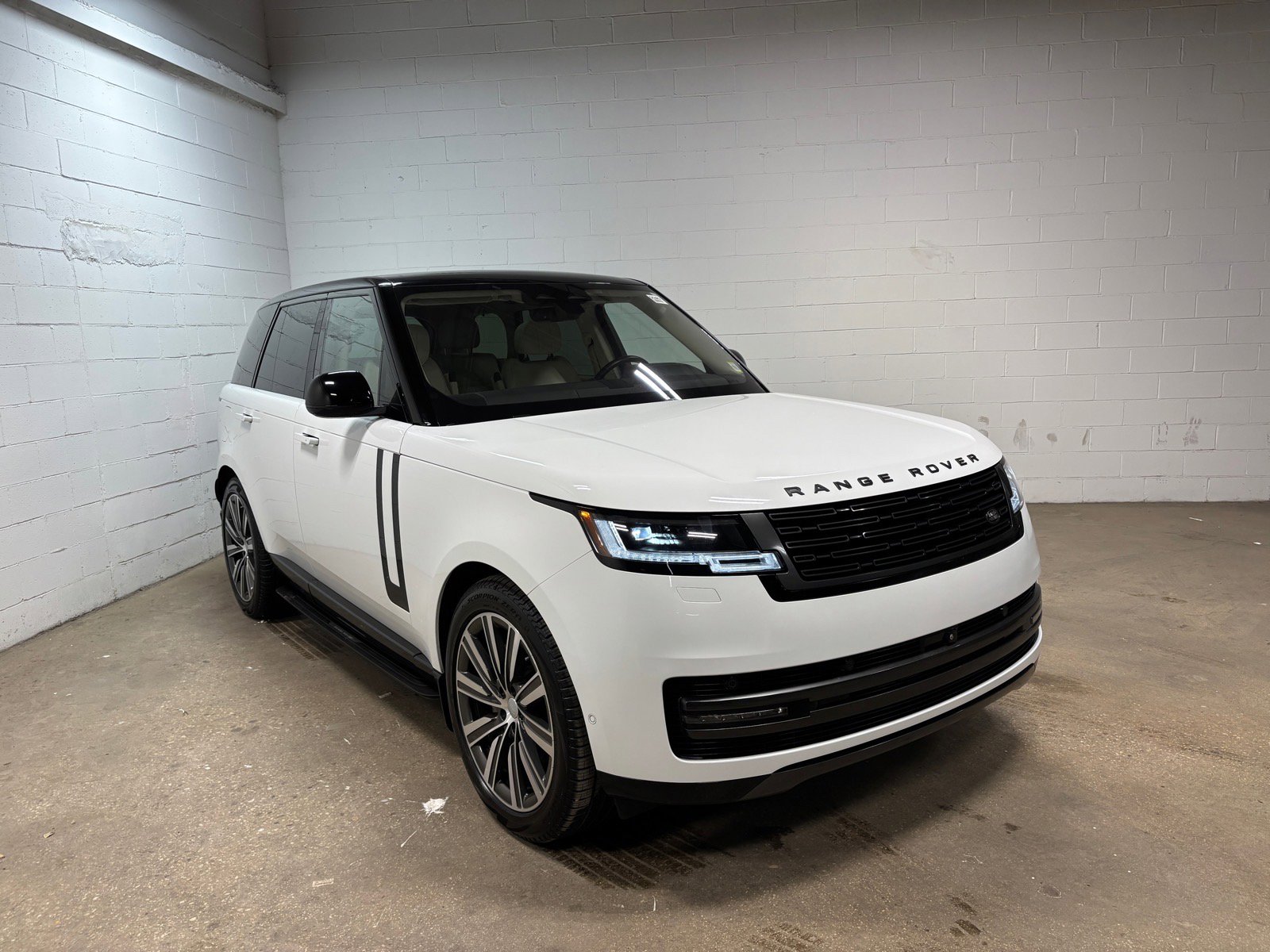 Used 2023 Land Rover Range Rover SE image 4