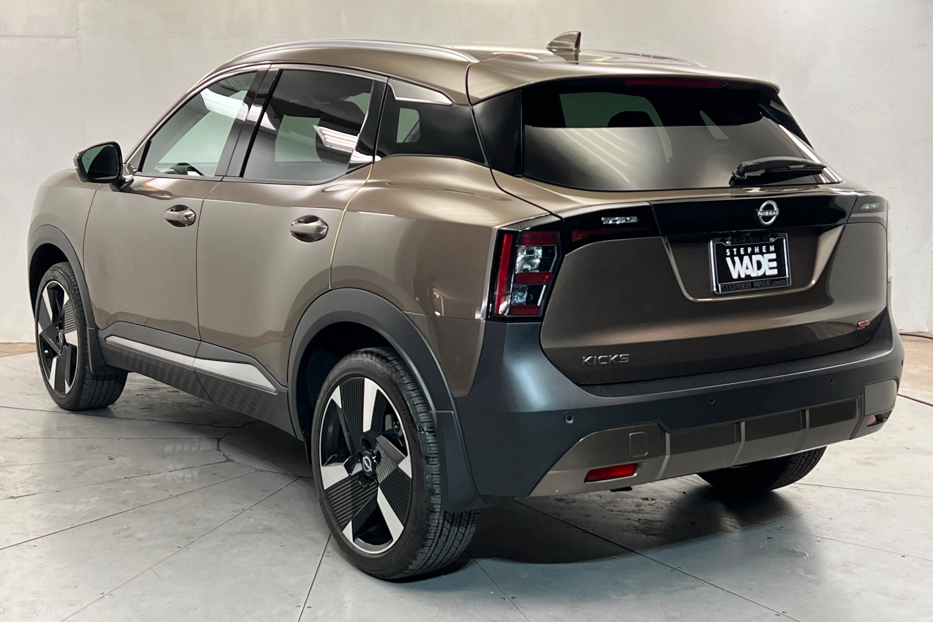 Used 2025 Nissan Kicks SR FWD image 3