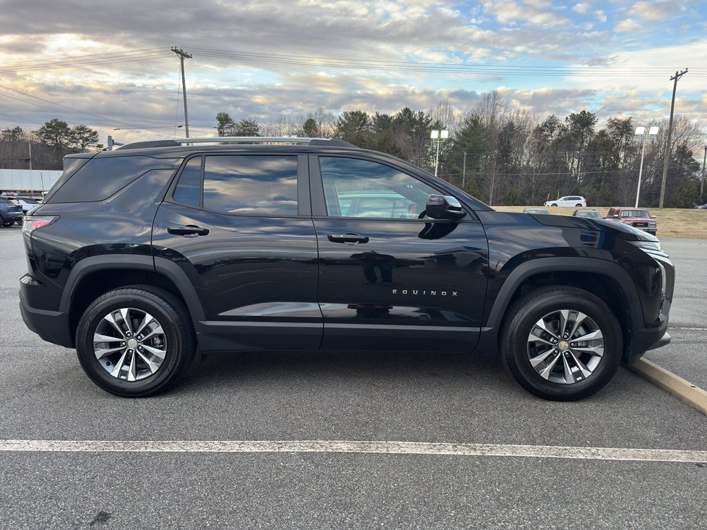 Used 2025 Chevrolet Equinox LT w/ Convenience Package II image 3