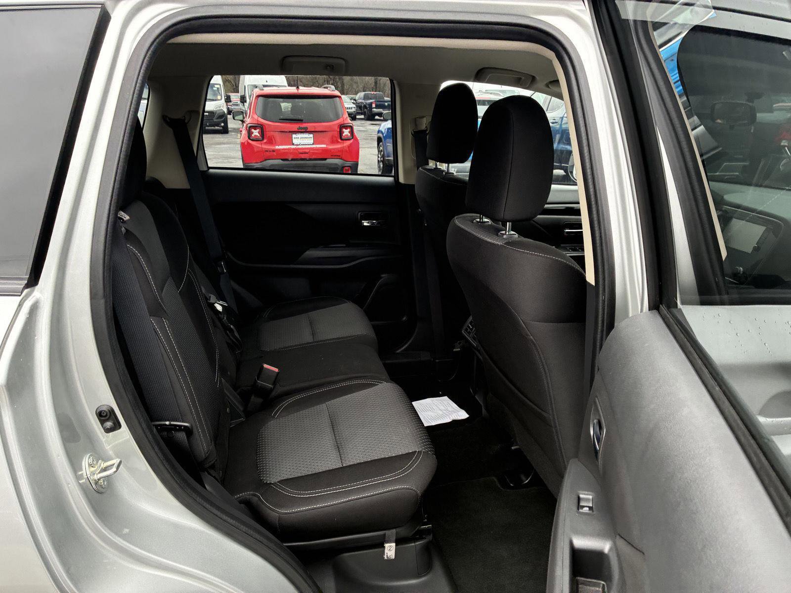 Used 2020 Mitsubishi Outlander SE image 11