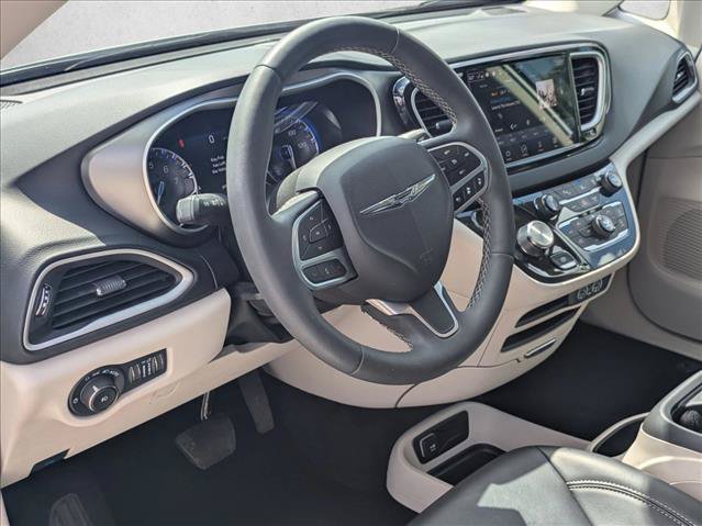 Used 2023 Chrysler Pacifica Touring-L FWD image 10
