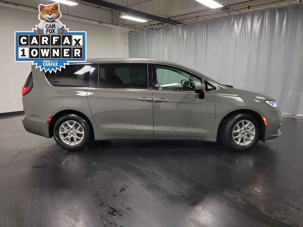 Used 2023 Chrysler Pacifica Touring-L FWD image 9