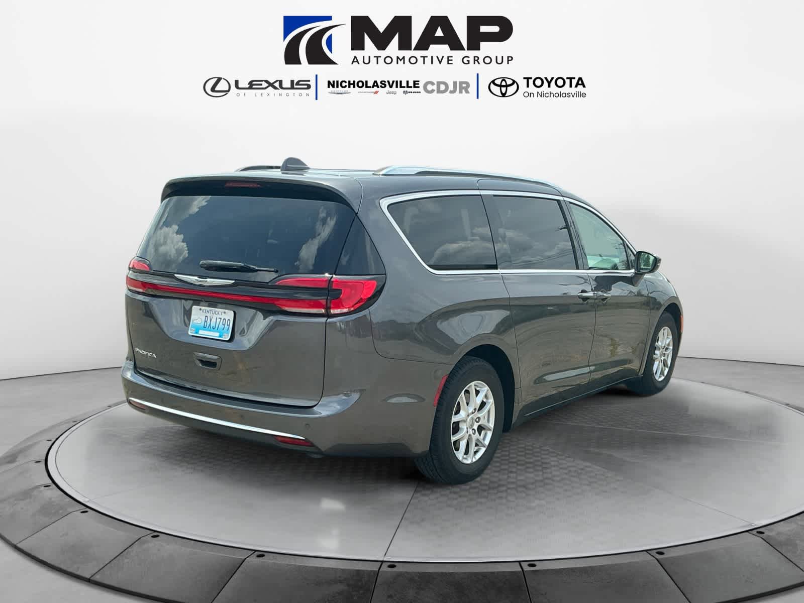 Used 2021 Chrysler Pacifica Touring-L FWD image 5
