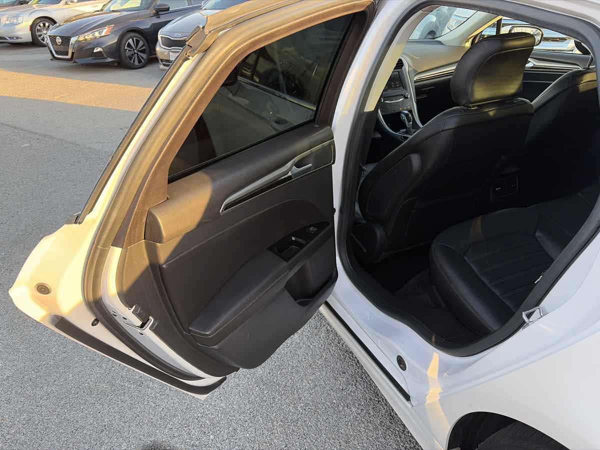 Used 2015 Ford Fusion SE w/ Equipment Group 502A FWD image 11