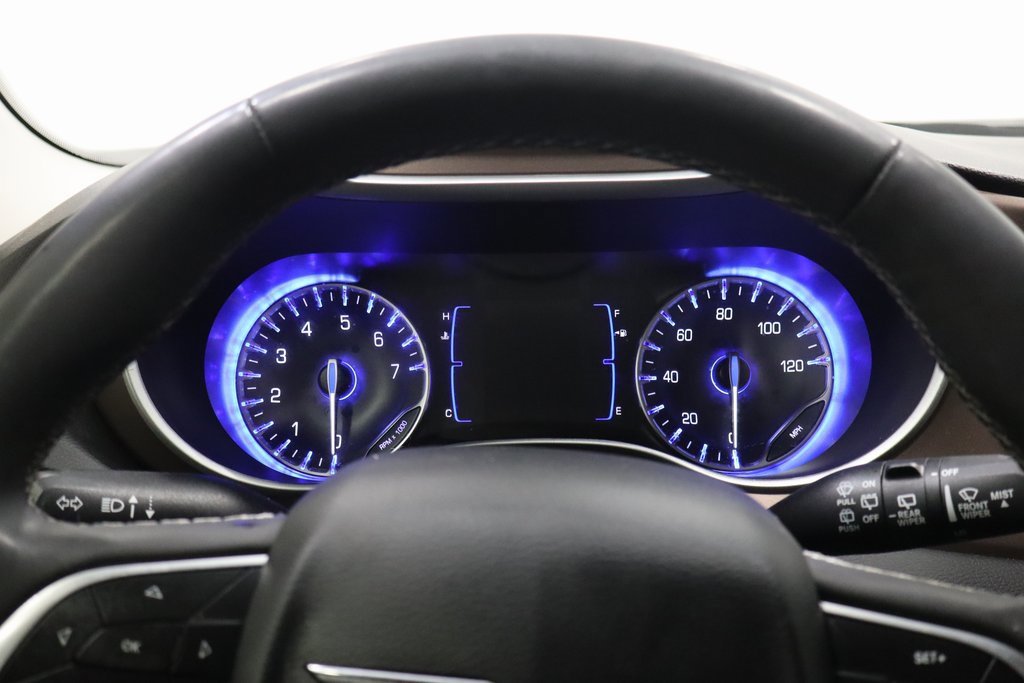 Used 2023 Chrysler Voyager LX image 14