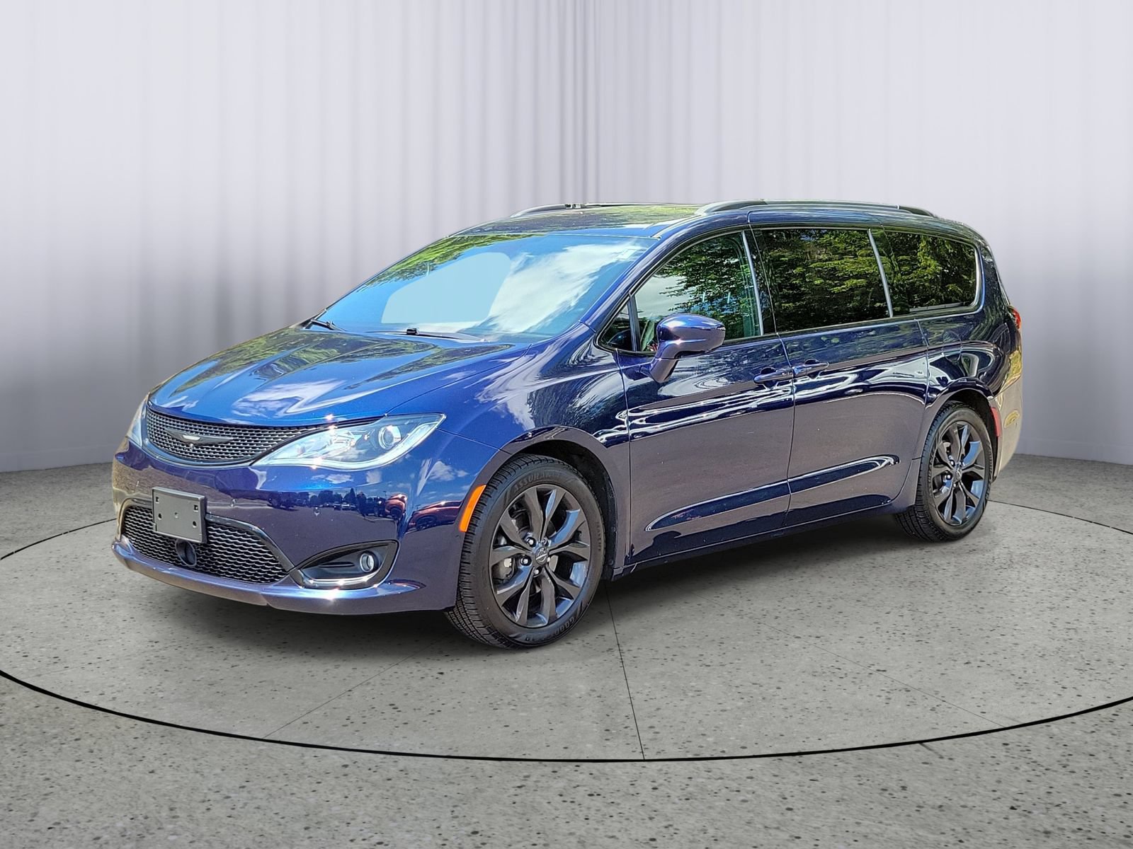 Used 2018 Chrysler Pacifica Touring-L Plus w/ Advanced Safetytec Group FWD image 5