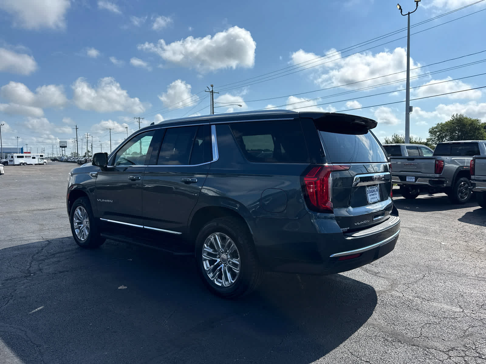 Certified 2021 GMC Yukon SLT w/ SLT Premium Package AWD/4WD image 3