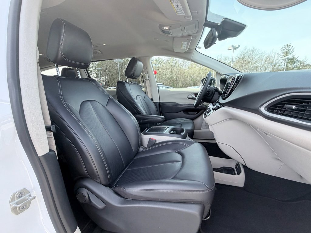 Used 2024 Chrysler Pacifica Touring-L image 21