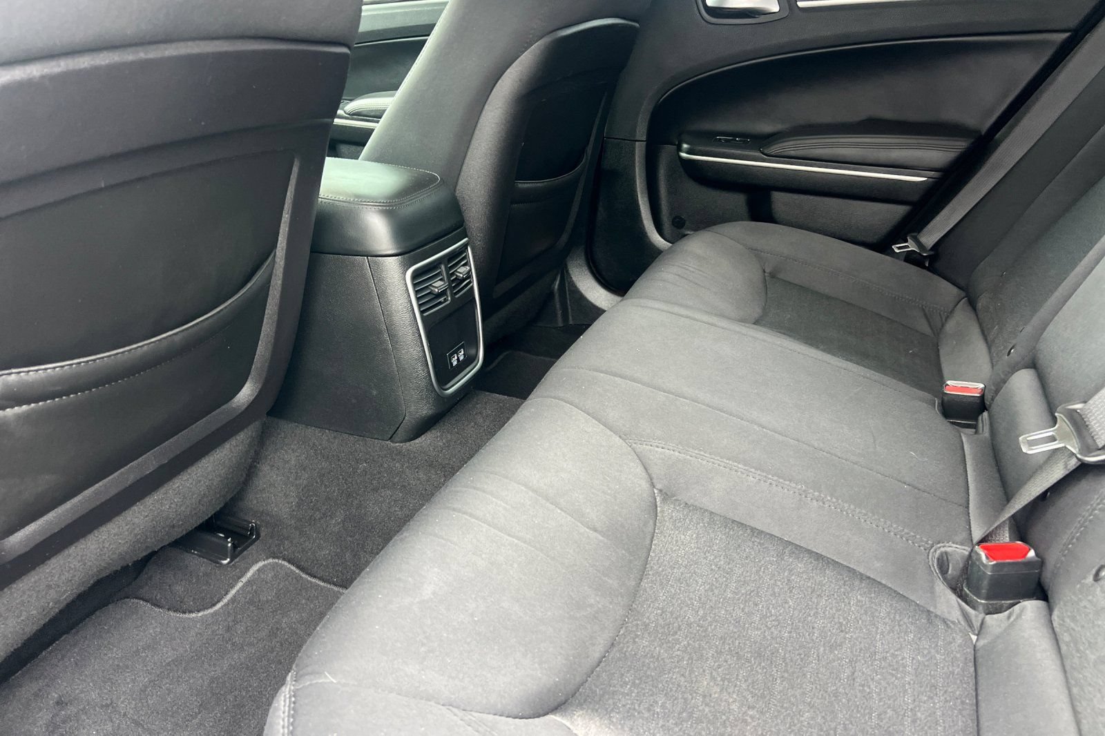 Used 2019 Chrysler 300 Touring RWD image 12