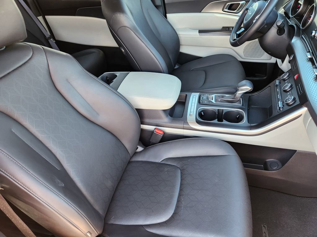 Used 2024 Kia Carnival LX image 12