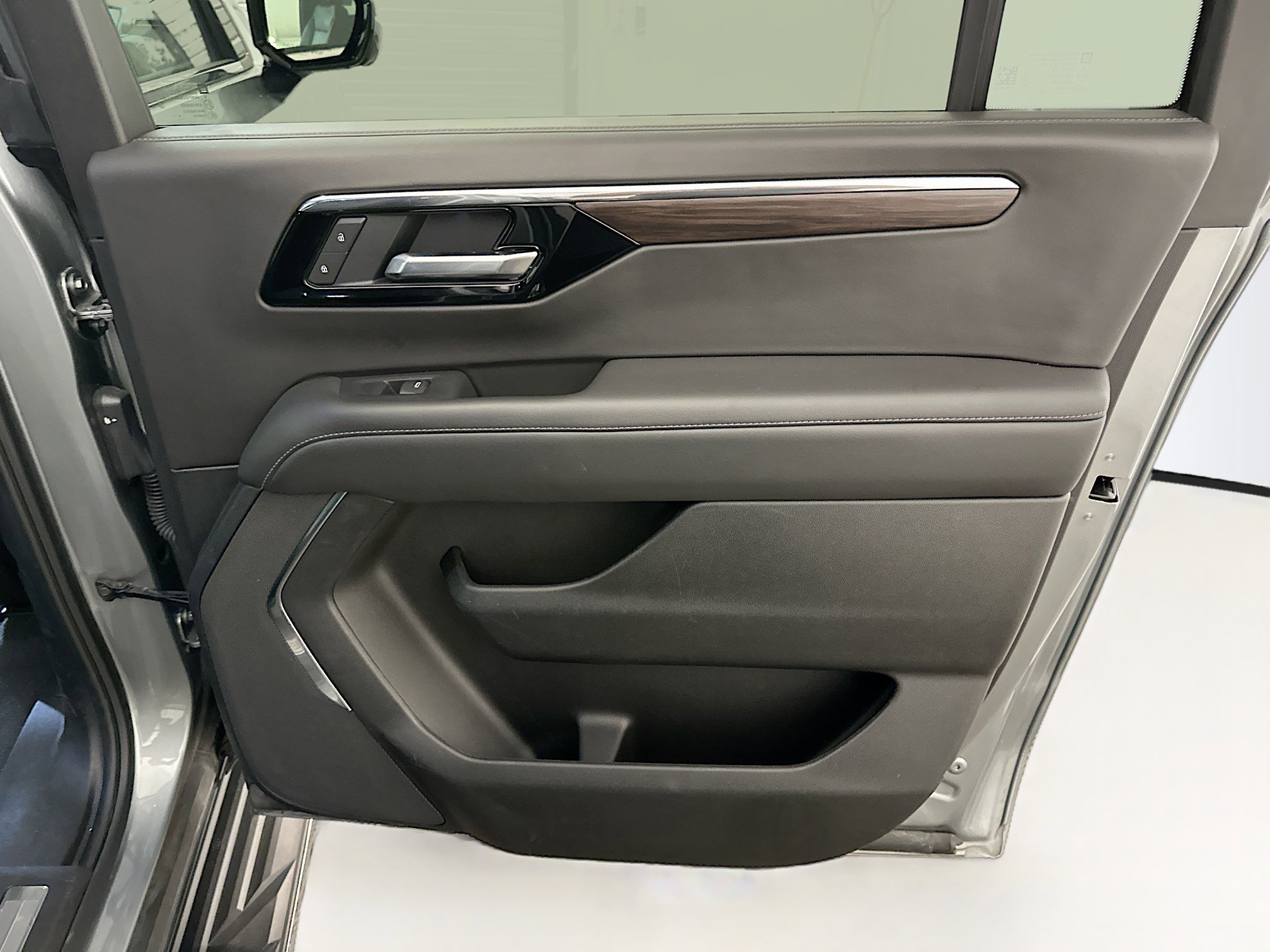 Used 2025 Chevrolet Suburban LT image 33