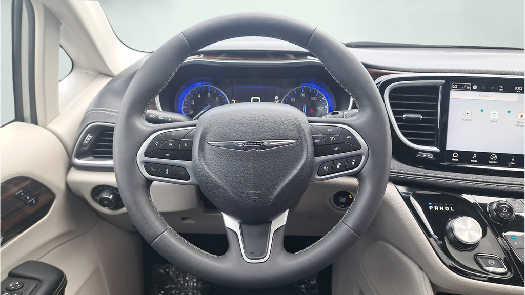 Used 2023 Chrysler Pacifica Limited FWD image 18