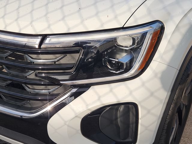 Used 2024 Volkswagen Atlas Cross Sport SE w/ Panoramic Sunroof Package FWD image 8