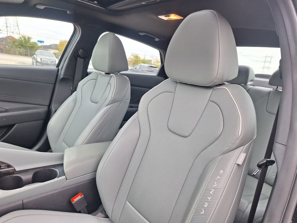 Used 2025 Hyundai Elantra Limited image 11